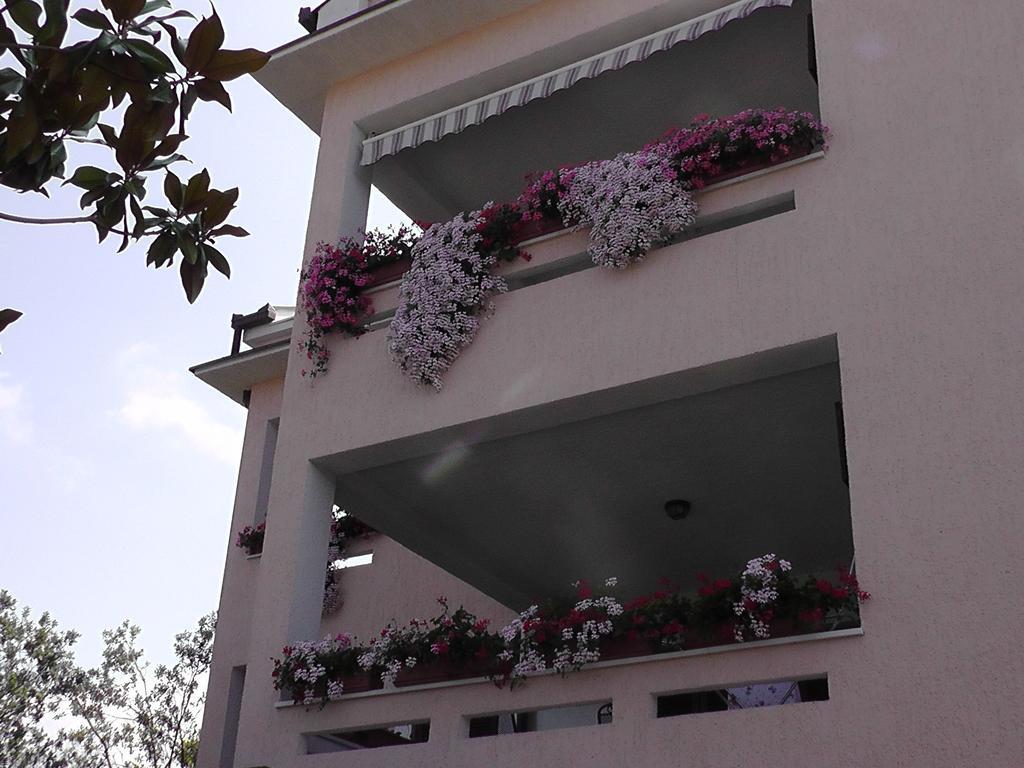 Apartments Lavanda 1 Njivice Exterior photo